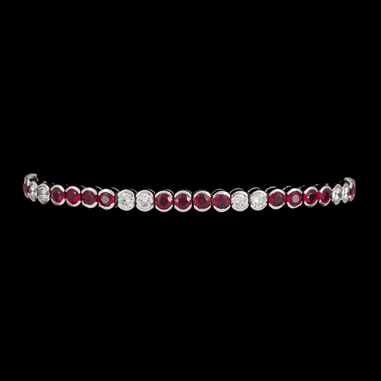 ARMBAND, rundslipade rubiner och briljantslipade diamanter, tot. ca 2.40 ct.