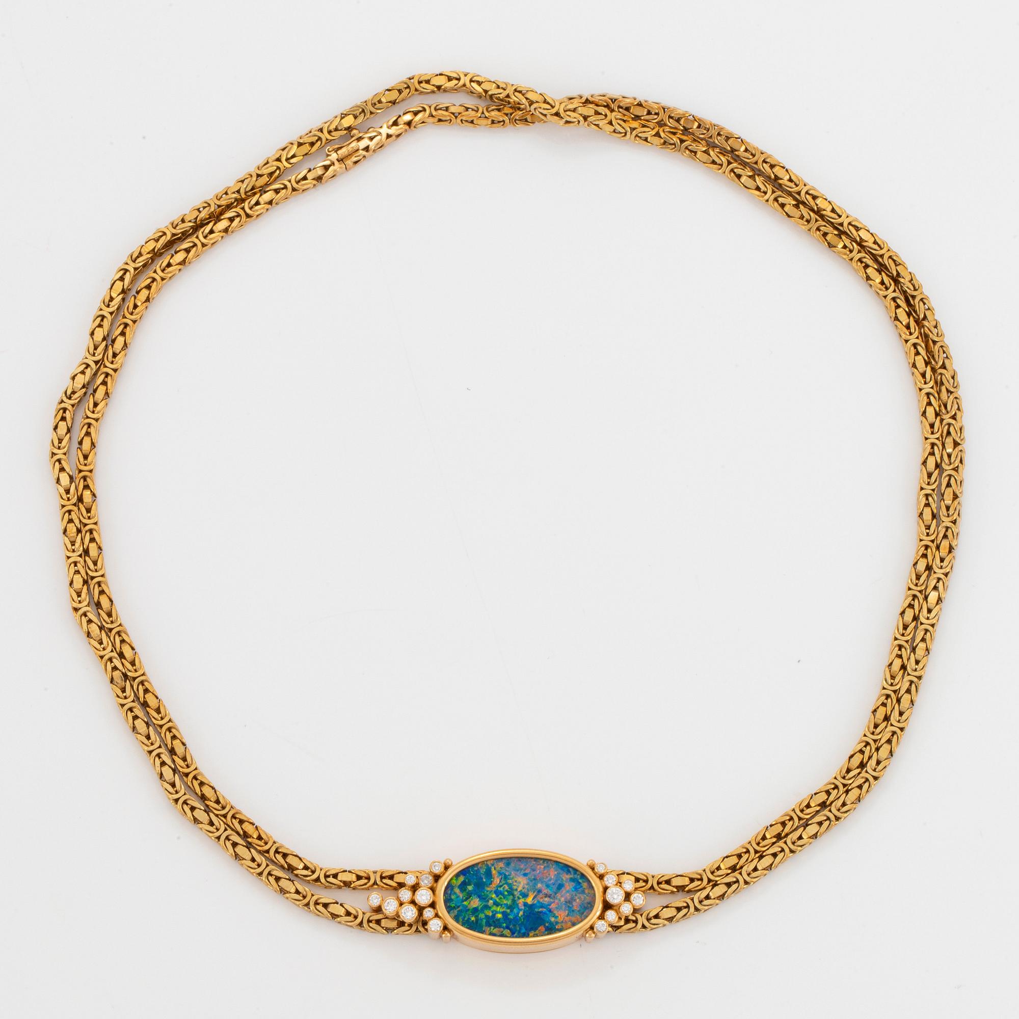 Hängsmycke 18K guld med en opal och runda briljantslipade diamanter.