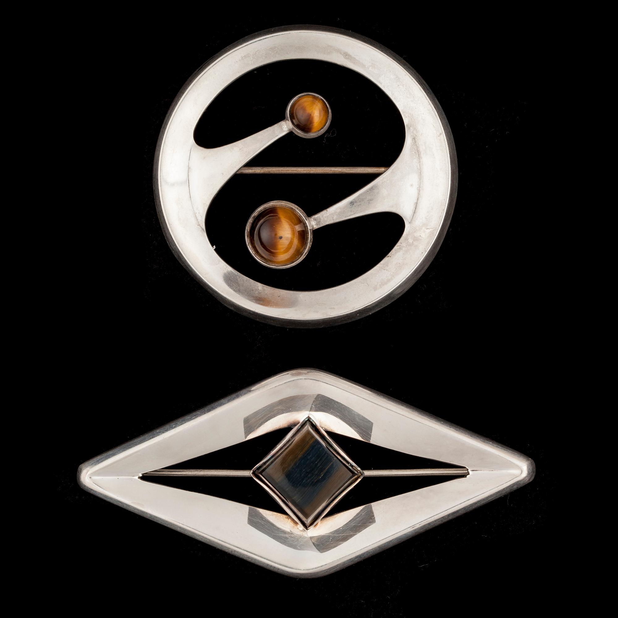 BROSCHER, 2 st, silver, tigeröga. Åbo. Vikt ca 14,1 g.