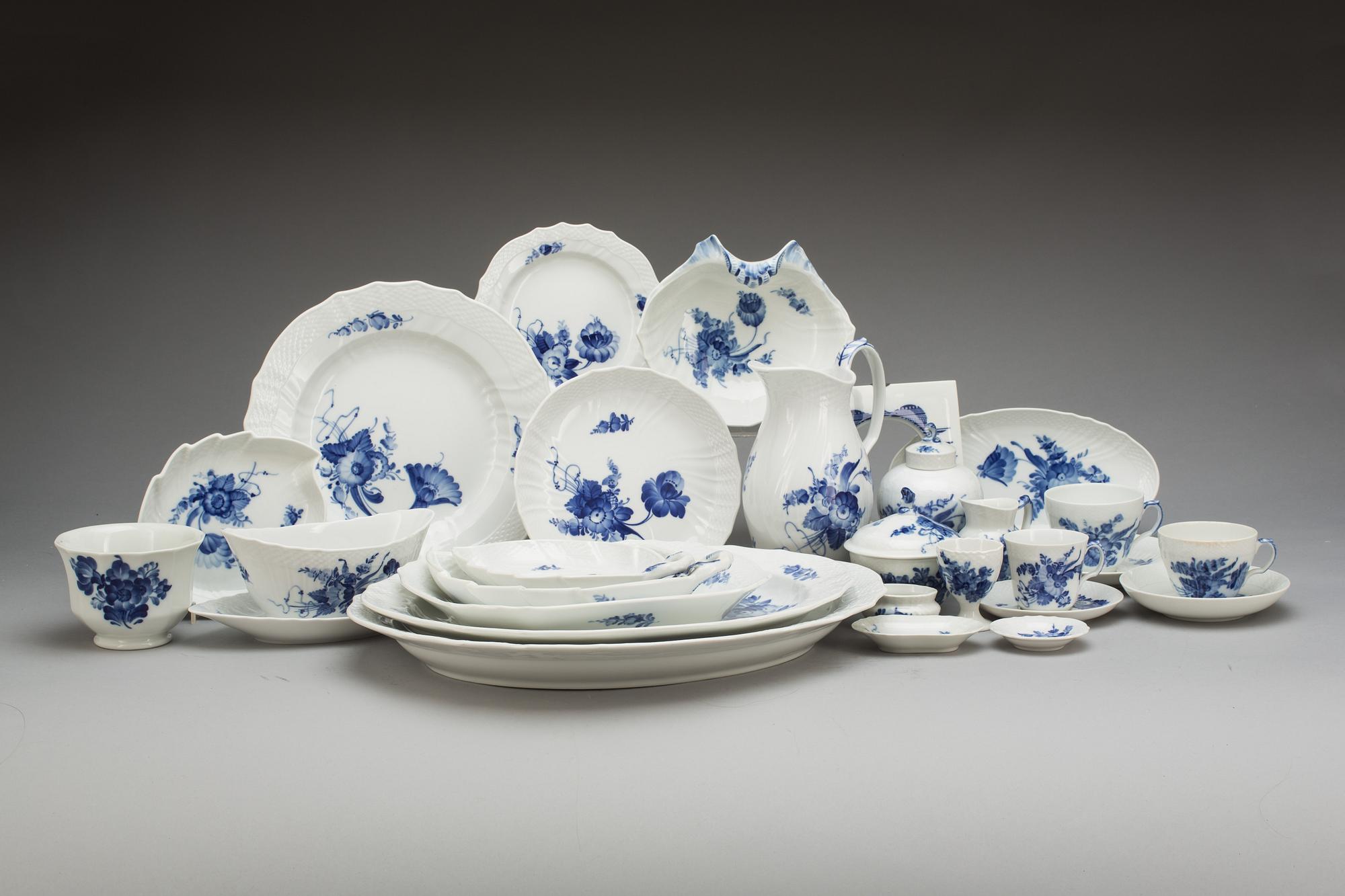 SERVIS, porslin, 126+11+1 delar "Blå blomst", Royal Copenhagen.
