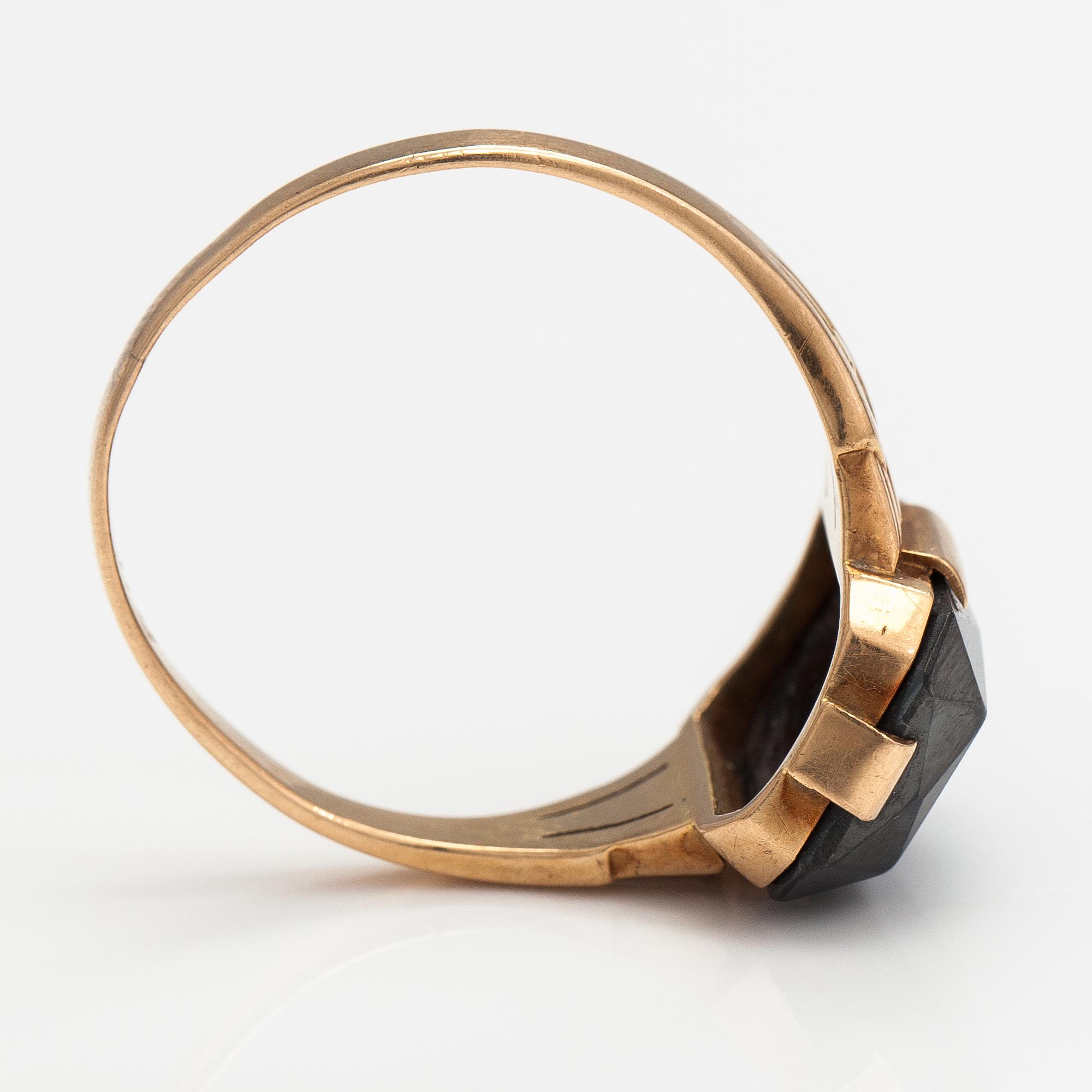 A 14K gold ring with a hematit. Turku 1934.