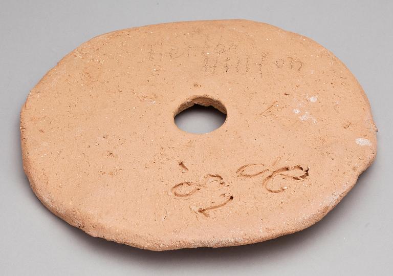 HERTHA HILLFON, knäckebröd, oglaserat lergods, sign H -82.