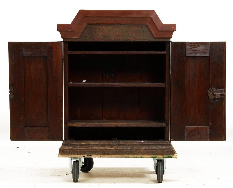 HÄNGSKÅP, allmoge, 1700-tal.