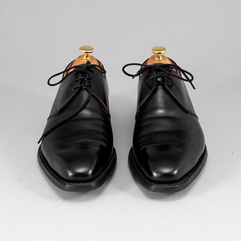CROCKETT & JONES, a pair of black leather 'Highbury' shoes, size 8.