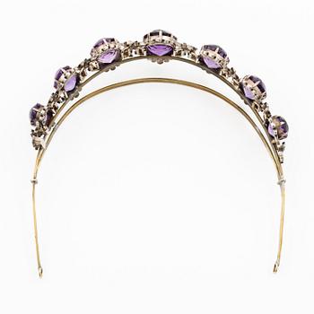 Diadem silver med ovala fasettslipade ametister och seedpärlor.