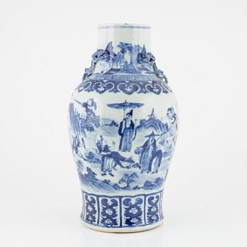 A blue and white porcleain vase, late Qing dynasty/20th century.