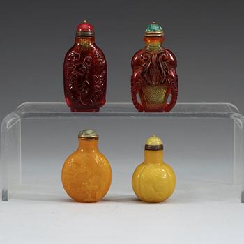 A set of four Chinese Peking glass snuffbottles with stoppers, 20th century.