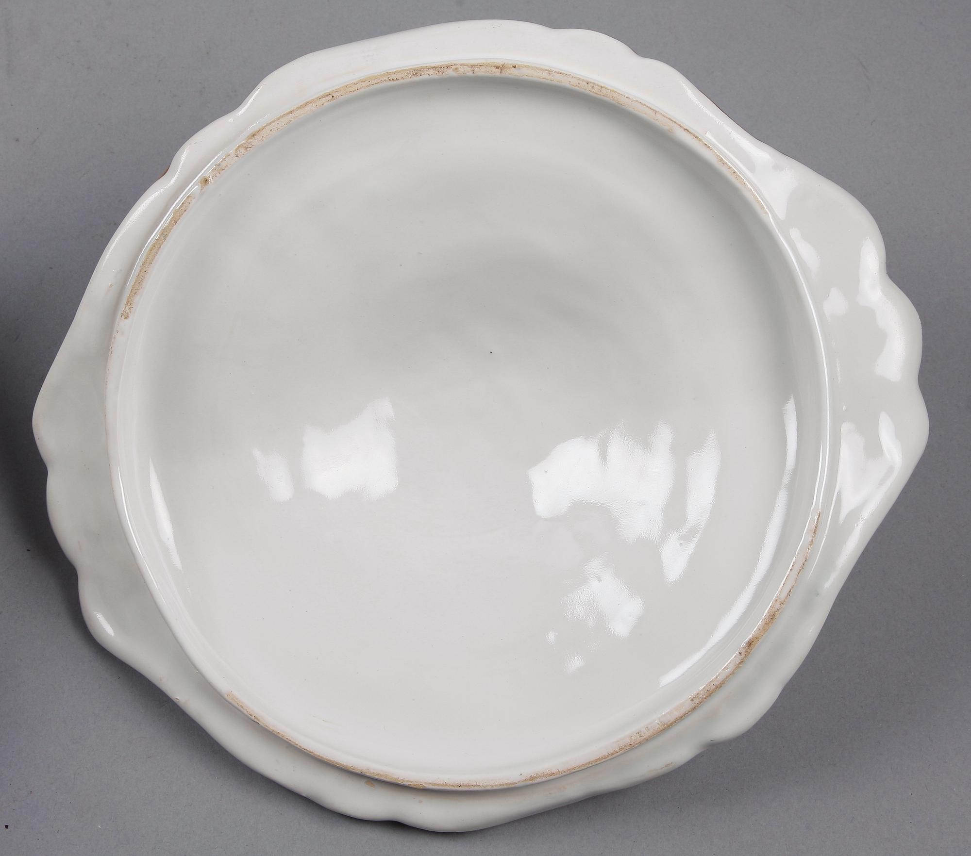 TERRIN, fajans, rokokostil. Troligen Frankrike, 1800-tal.