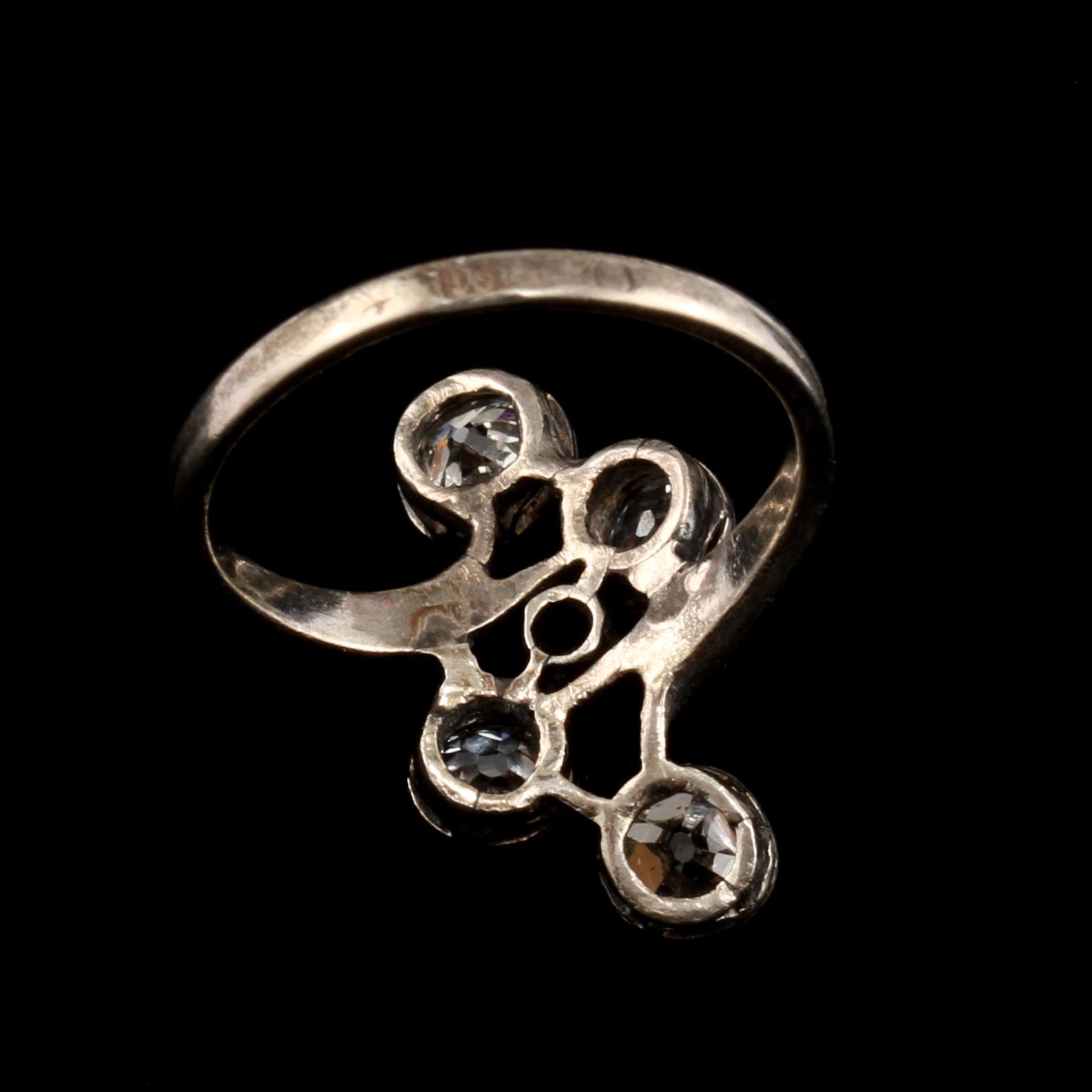 RING, silver med 5 äldre briljantslipade diamanter totalt ca 1.10 ct. Vikt 3 g.