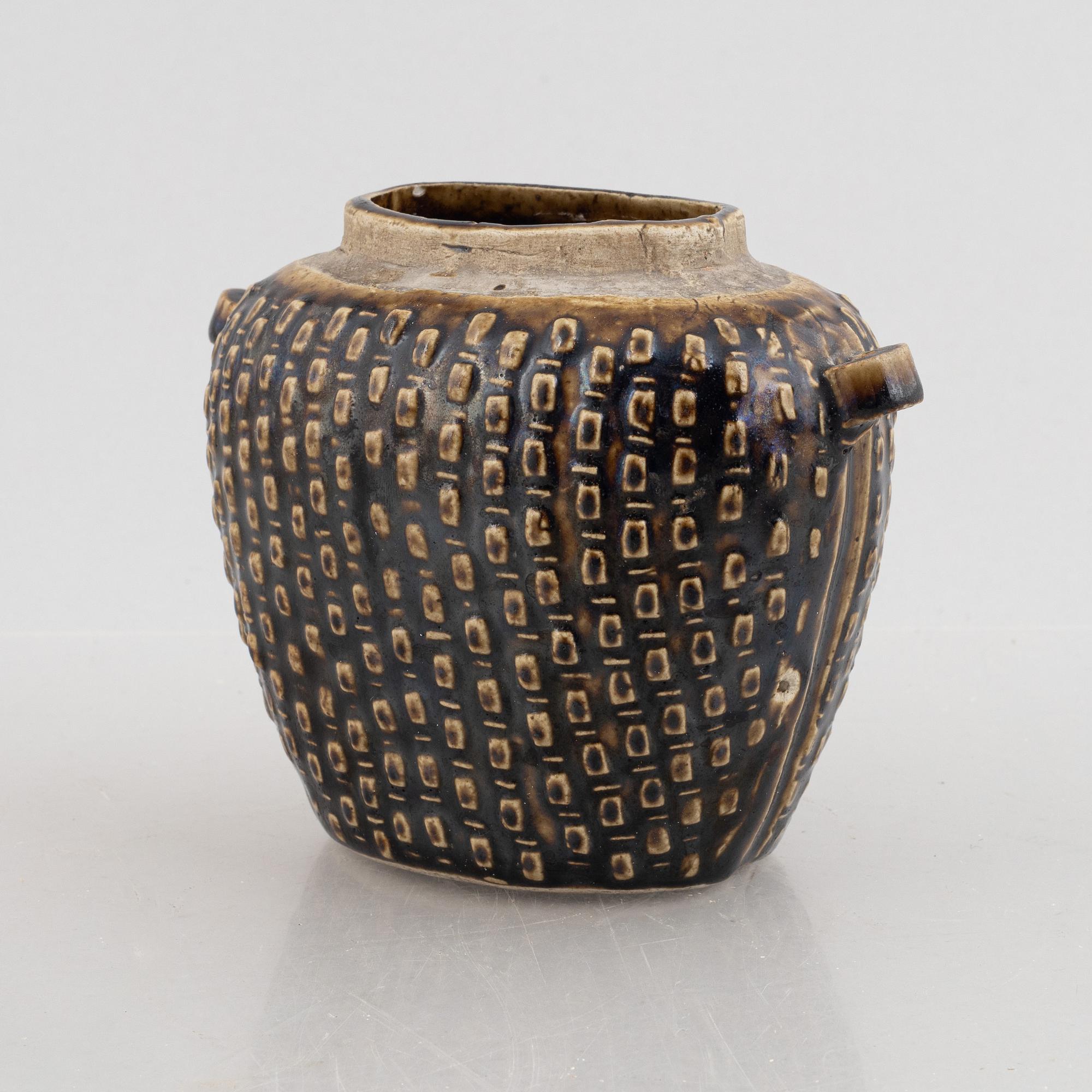 A blue and white bowl and a storage jar, Qing dynasty.