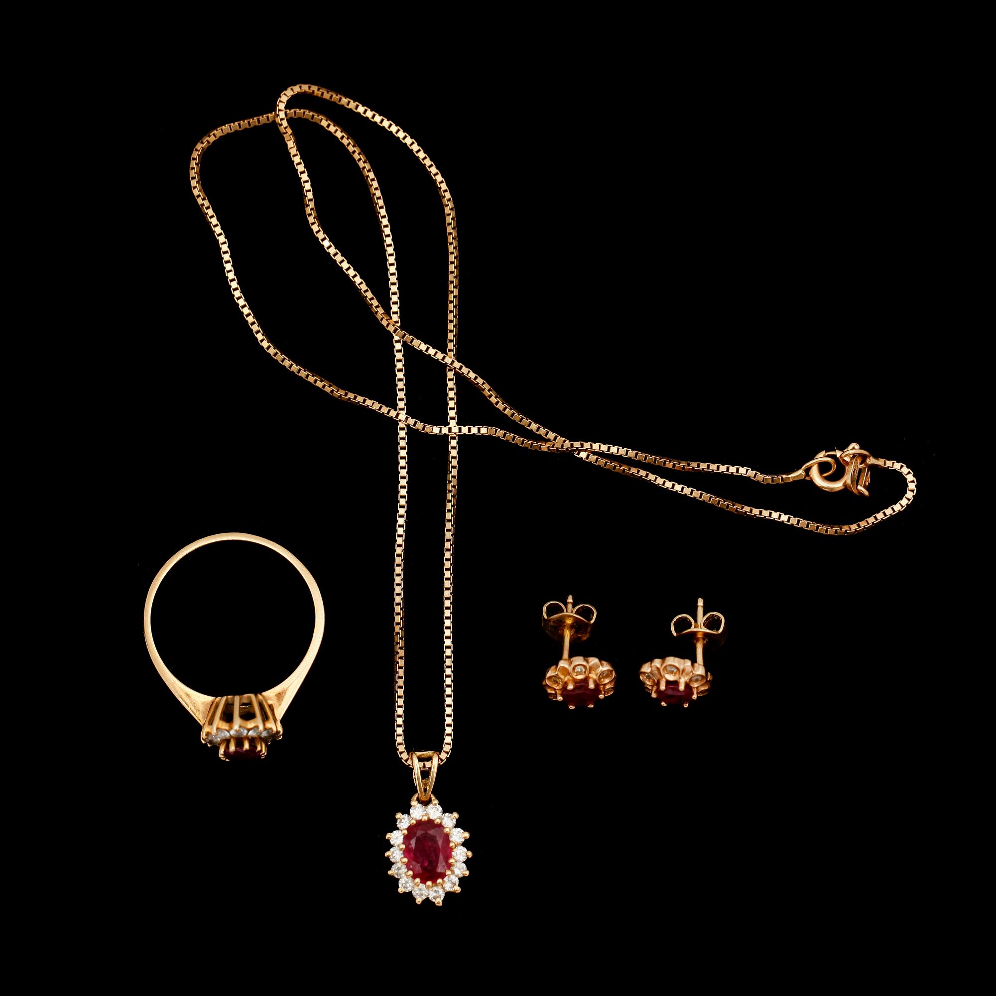 RING, HÄNGE MED KEDJA SAMT ÖRHÄNGEN, 1 par, 18 k guld, med rubiner samt små briljanter. Total vikt med stenar ca 10 g.