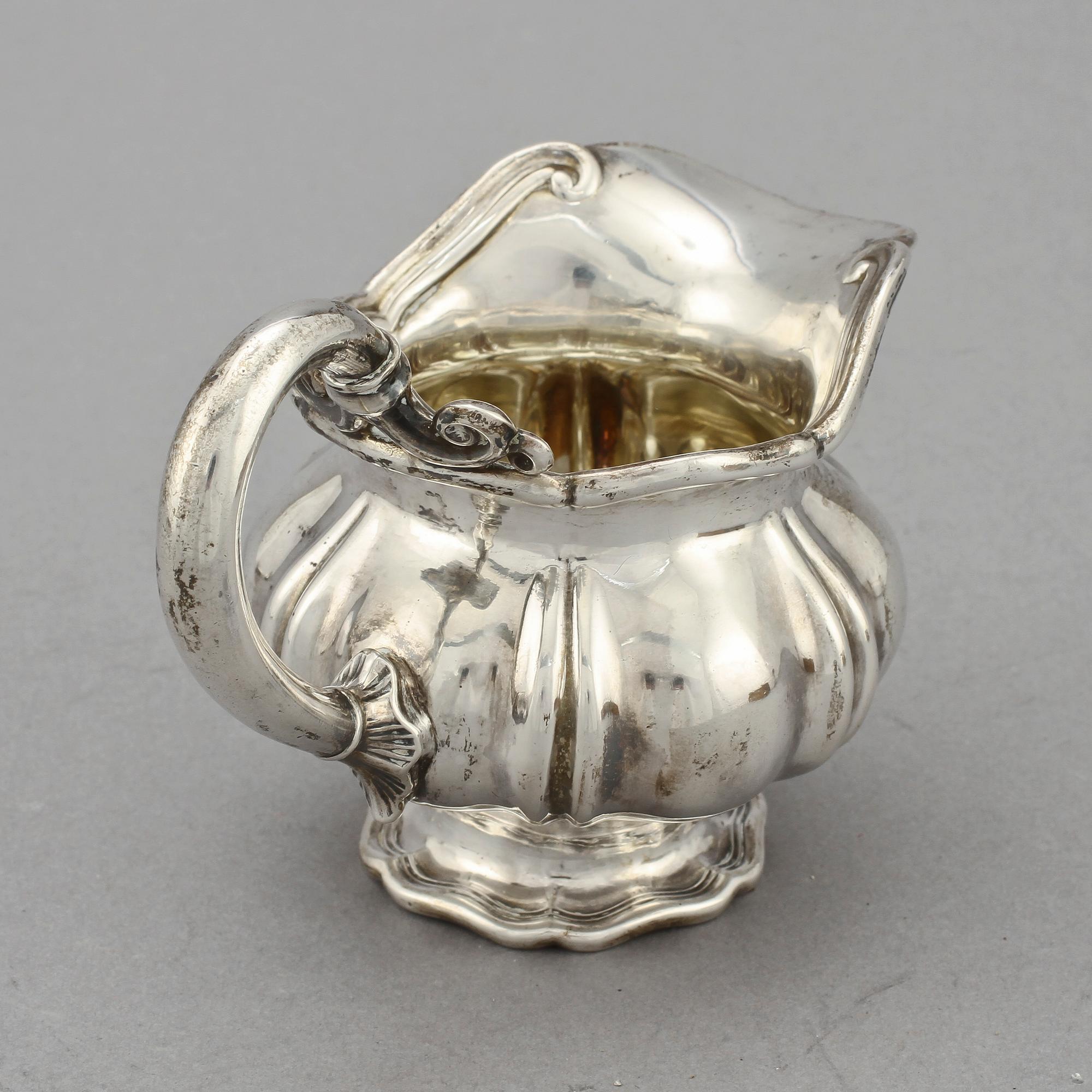 GRÄDDKANNA samt SÅSSLEVAR, 2 st, silver, bl a William Lyon, Göteborg, 1800-tal. Vikt 385g.
