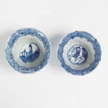 Koppar, två stycken, samt fat, porslin, Kina, Qingdynastin, Kangxi (1662-1722).