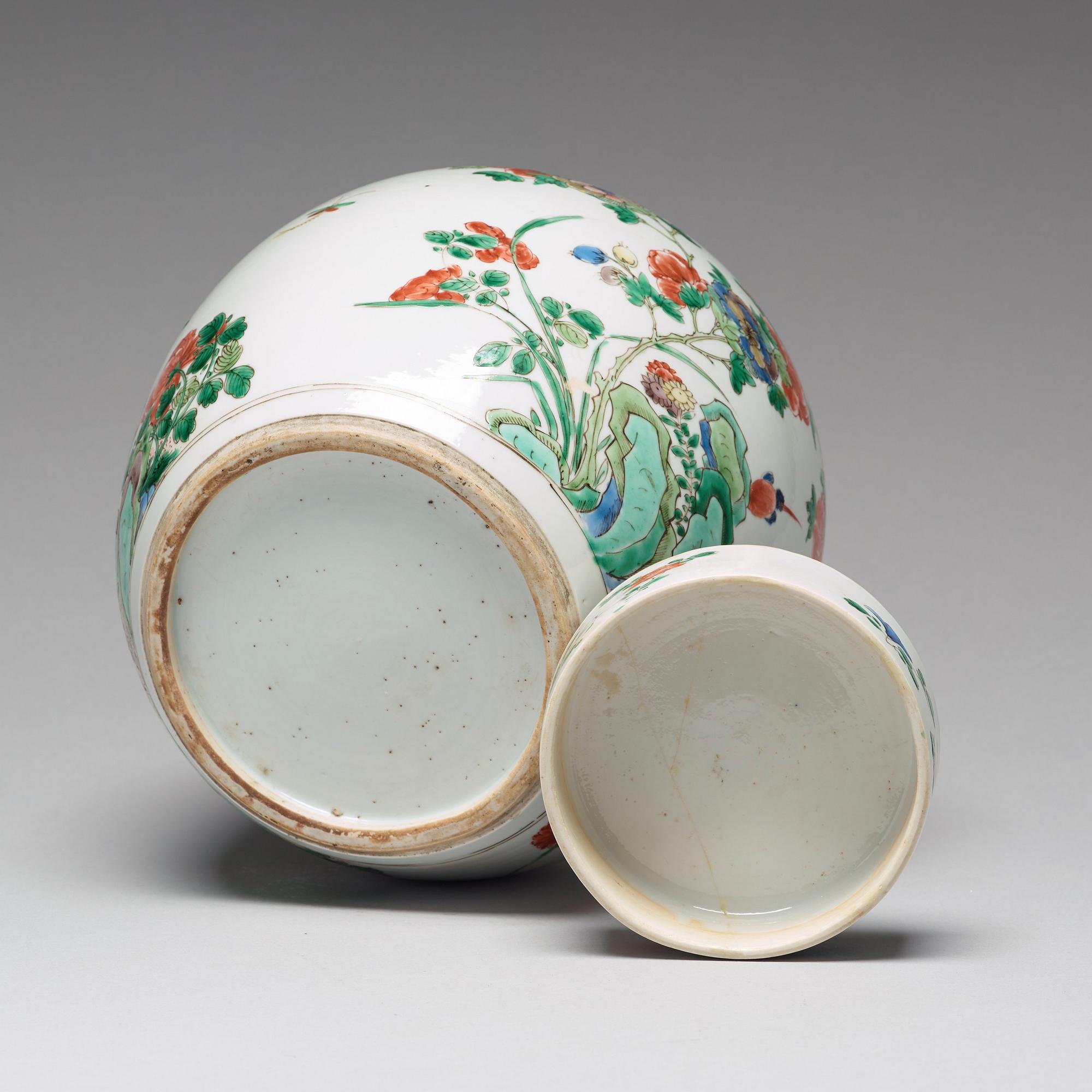 KRUKA med LOCK, porslin. Qingdynastin, Kangxi (1662-1722).