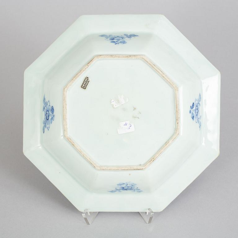 A blue and white octagonal bowl, Qing dynasty, Qianlong (1736-95).