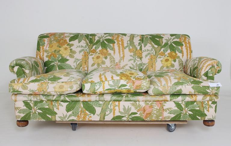 SOFFA, design Josef Frank för firman Svenskt Tenn, modell 703.