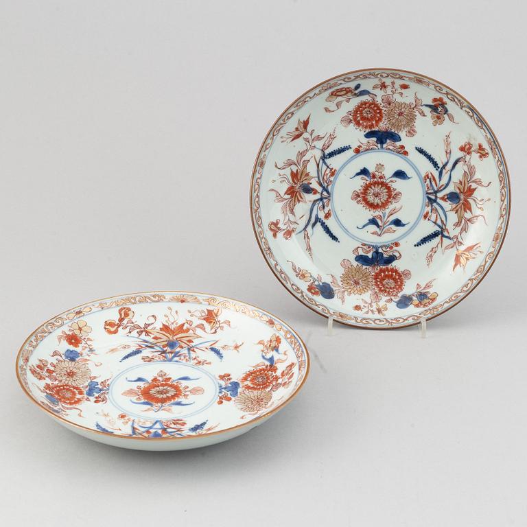 A pair of imari dishes, Qing dynasty, 18th Century.