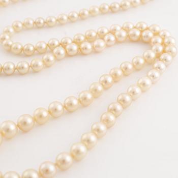 A cultured pearl necklace witk an 18K gold clasp set with eight-cut diamonds.