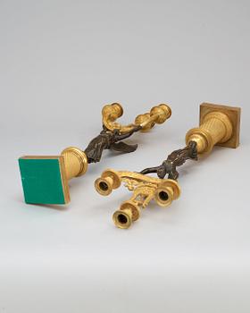 KANDELABRAR, 1 par, förgylld och patinerad brons, Frankrike, empire, 1800-talets början.