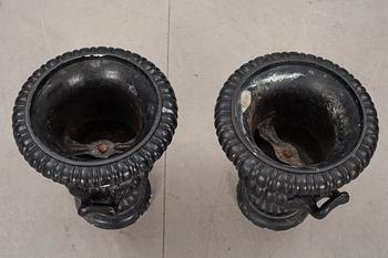 TRÄDGÅRDSURNOR, ett par, 1900-talets andra hälft.