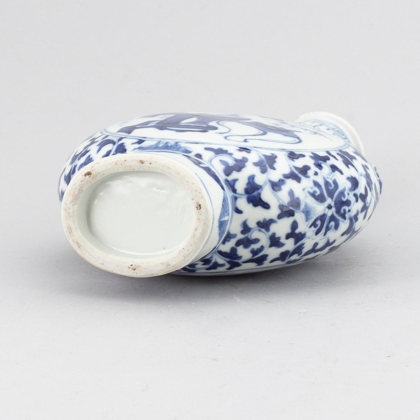 A blue and white moon flask/vase, Qing dynasty, Guangxu (1875-1908).