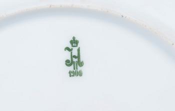 A SET OF FIWE PLATES.