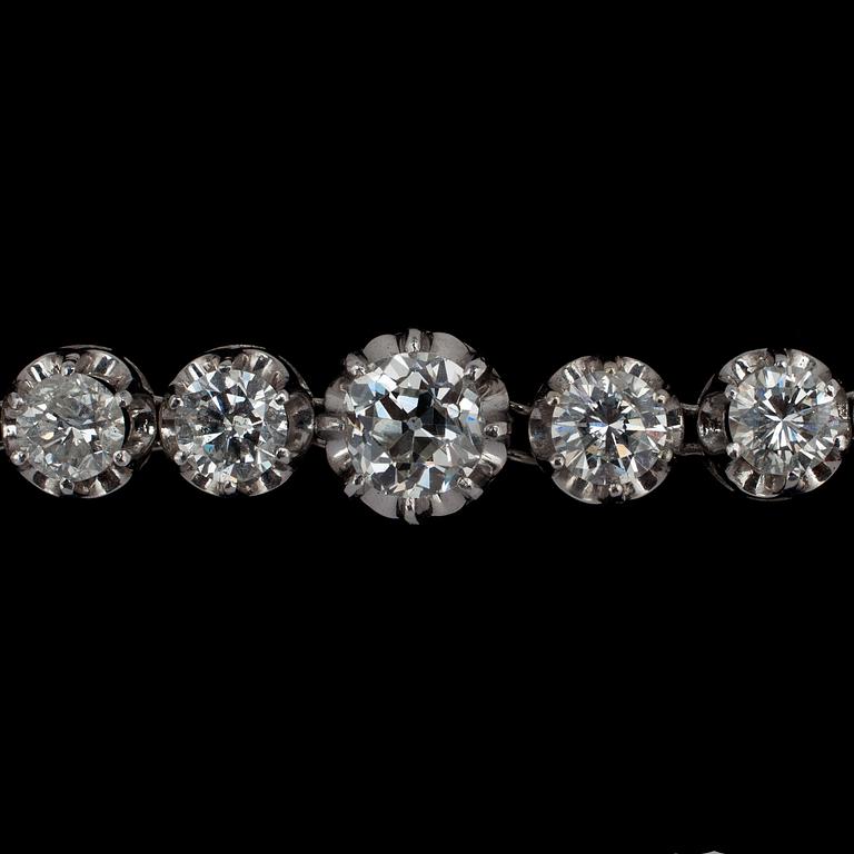 A brilliant cut diamond necklace, tot. app. 8 cts.