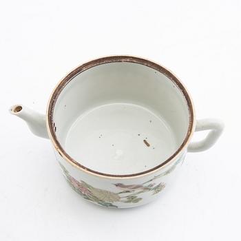 A set of three differently decorated tea pots with covers, Qing dynasty, 18century and 20th century.