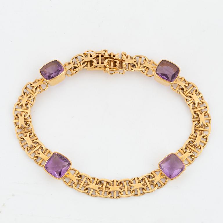 18K gold bracelet with amethysts.