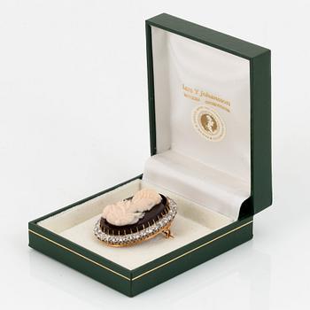 Brosch/hänge guld och platina med en camé och gammalslipade diamanter.