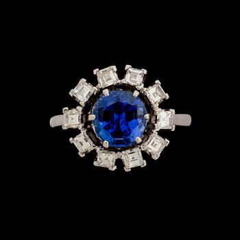 RING, 18 k vitguld med safir samt diamanter. Vikt ca 9 g.