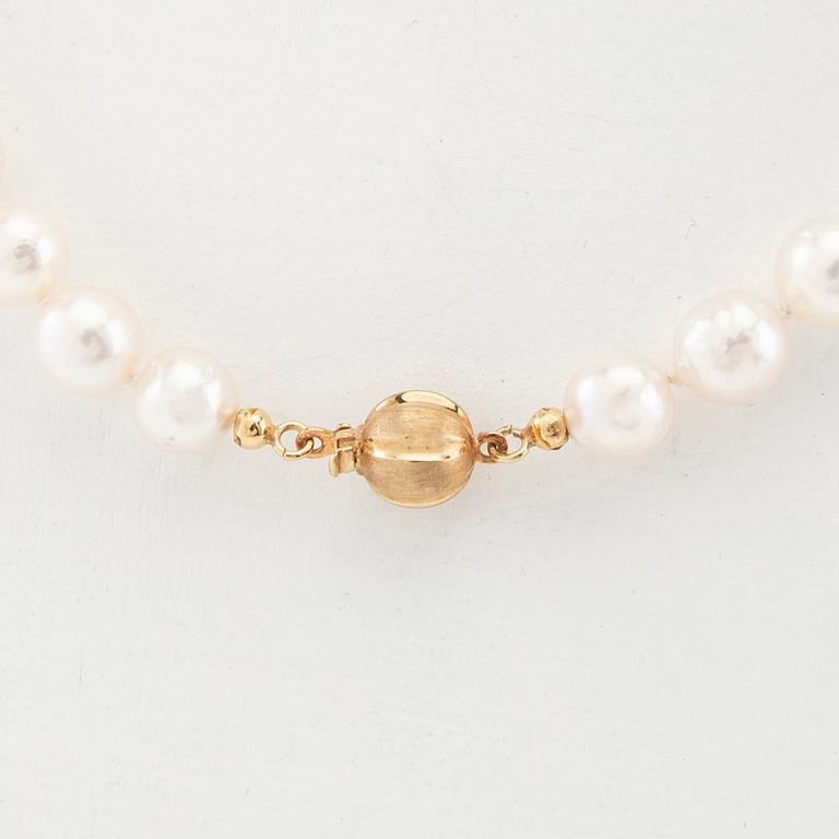 Necklace of cultured pearls with an 18K gold clasp.