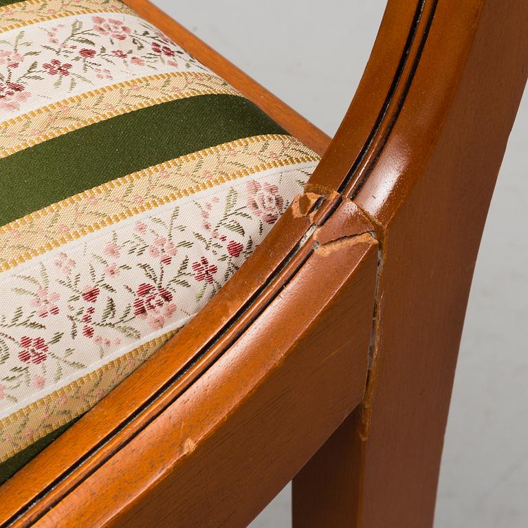 A yew dining table and 8 chairs, second half of the 20th century.