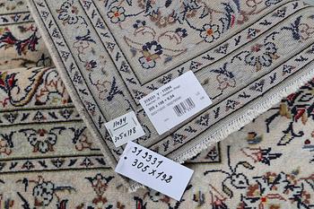 A carpet, Kashan, ca 305 x 198 cm.