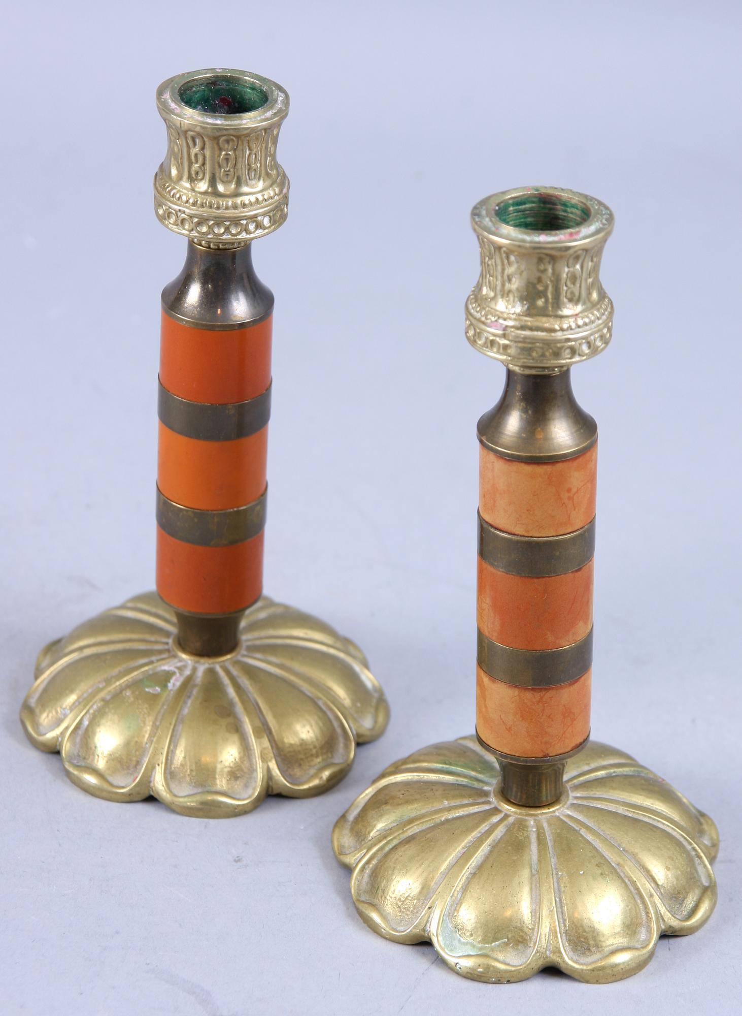 LJUSSTAKAR, ett par samt KLOCKSTÄLL.