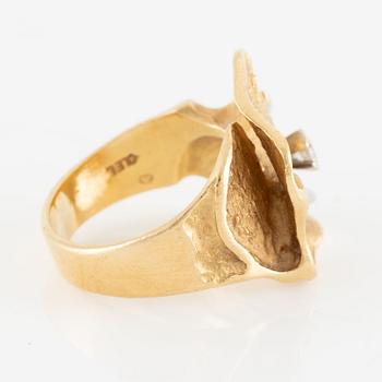 Ole Lynggaard, ring, 18K gold with a small brilliant-cut diamond.