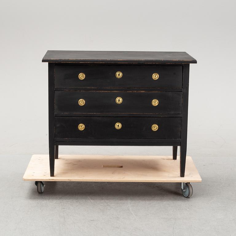 A painted chest of drawers, first half of the 20th Century.