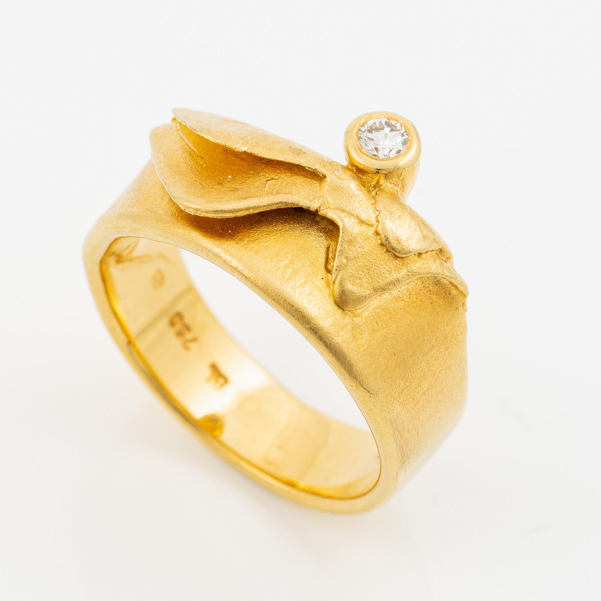 Ring 18K guld med en rund briljantslipad diamant 0.08 ct enlig gravyr.