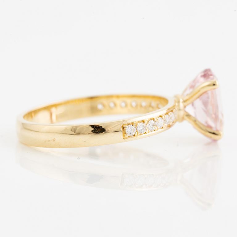 Ring 14K guld med morganit och briljantslipade diamanter.