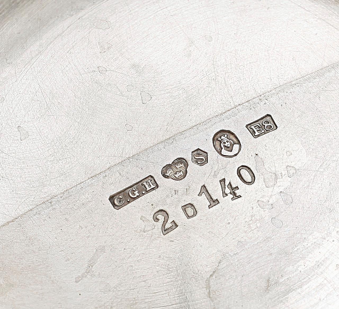 BÄGARE, 7st samt FAT, 3st, silver, bland annat C G Hallberg Stockholm 1907. Total vikt ca 1300g.