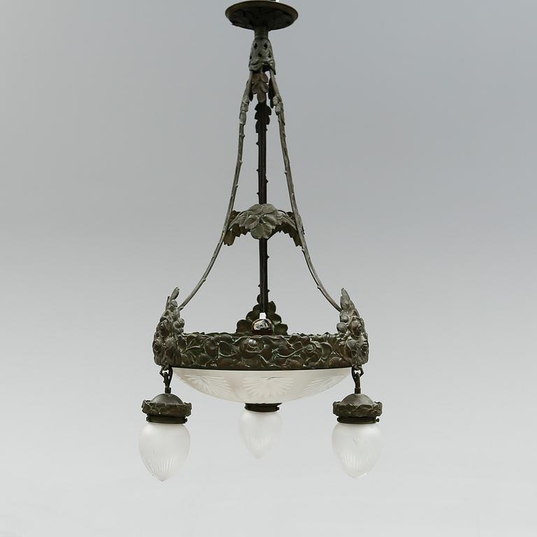 TAKLAMPA, jugend, tillskriven Alice Nordin, Böhlmarks. Höjd ca 110 cm.