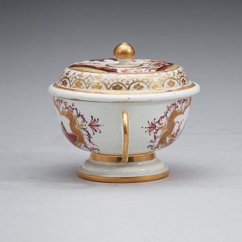 A Meissen chinoiserie equelle with cover and stand, 1725-30.