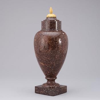 URNA MED LOCK. Älvdalen, 1800-talets början. Sengustaviansk.