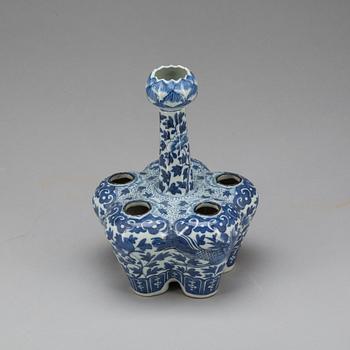 TULPANVAS, porslin, Kina, sen Qing. 1800-tal.