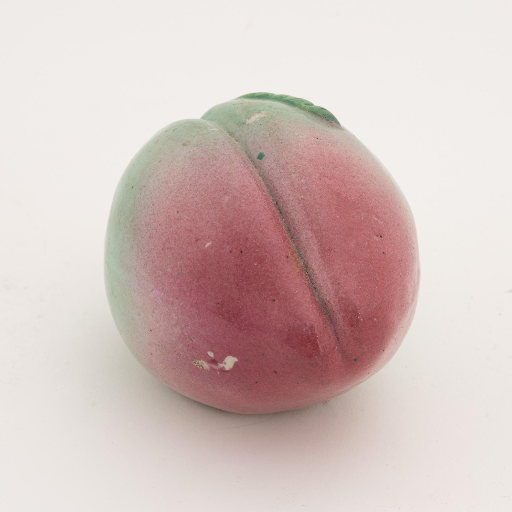 Offerfrukt, porslin. Kina, omkring 1900.