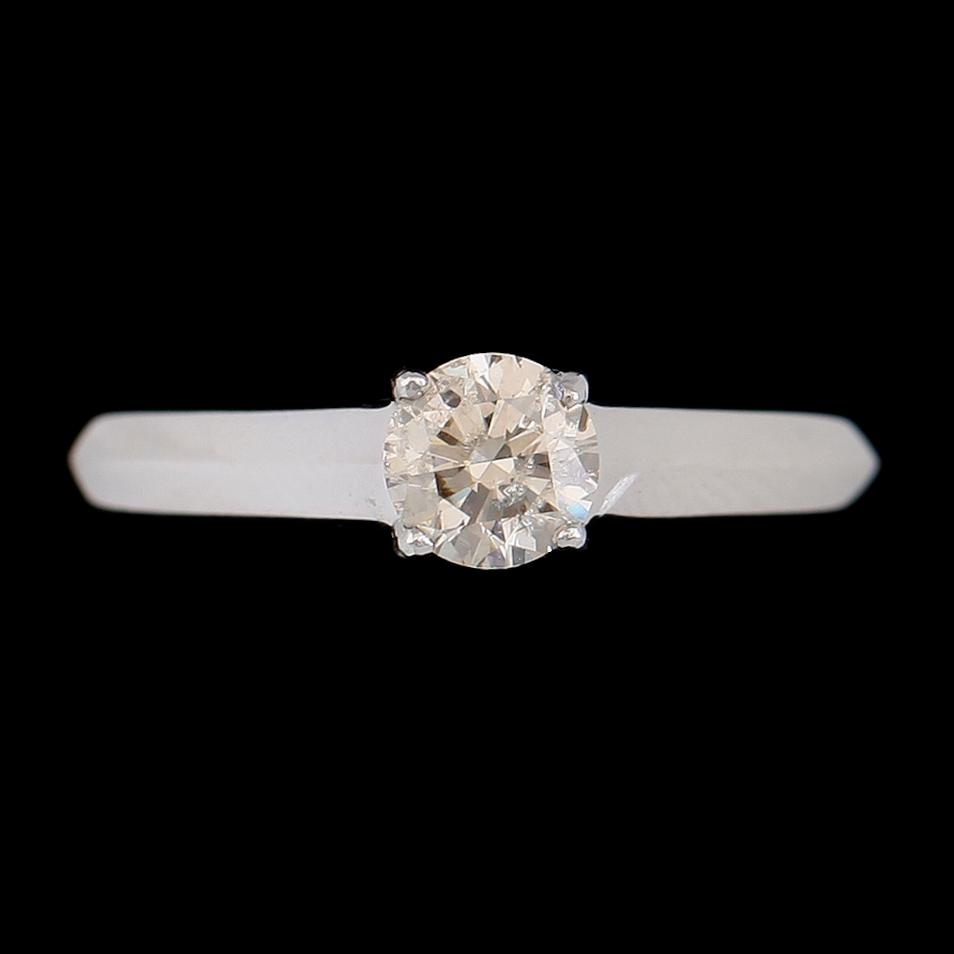 RING, 18K vitguld, solitär briljantslipad diamant ca 0.63 ct.