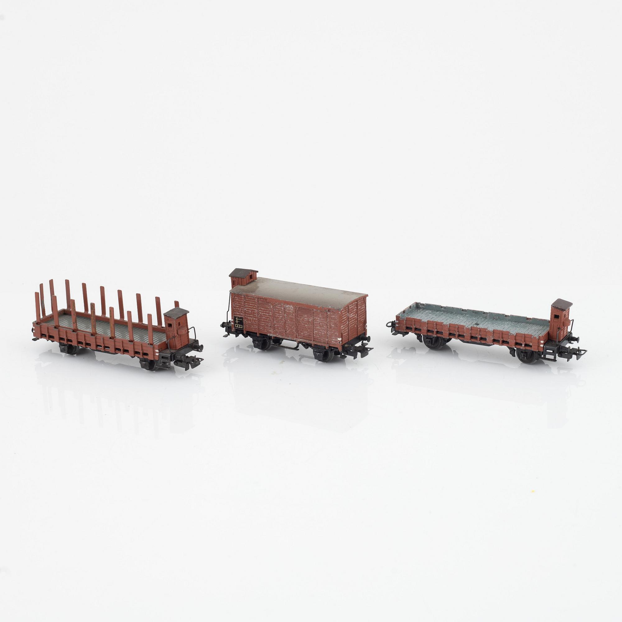 Märklin, two electric locomotives, model 3528 and 3338, and six cargo cars, gauge H0.