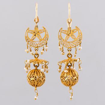 A PAIR OF EARRINGS, 18k gold filigrane.