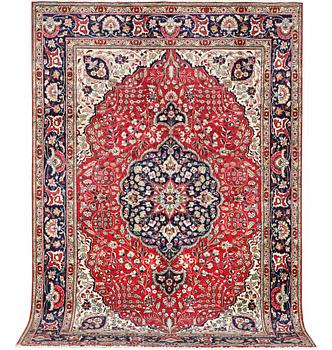 A Tabriz carpet, c. 300 x 202 cm.