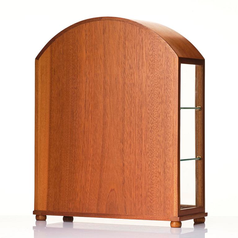 Josef Frank, a display cabinet model B 2070, Firma Svenskt Tenn, pre 1985.